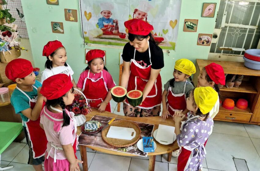  LỚP 5-6 TUỔI A THAM GIA HOẠT ĐỘNG TRẢI NGHIỆM TẬP LÀM NỘI TRỢ “TRANG TRÍ DƯA HẤU”