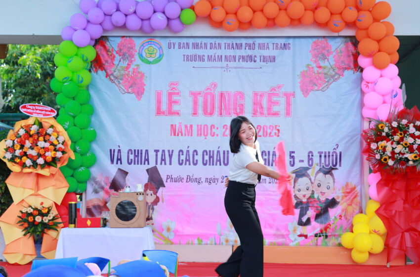  Tiết mục ảo thuật của cô giáo Nguyễn Thị Sáng trong lễ tổng kết năm học 2024-2025
