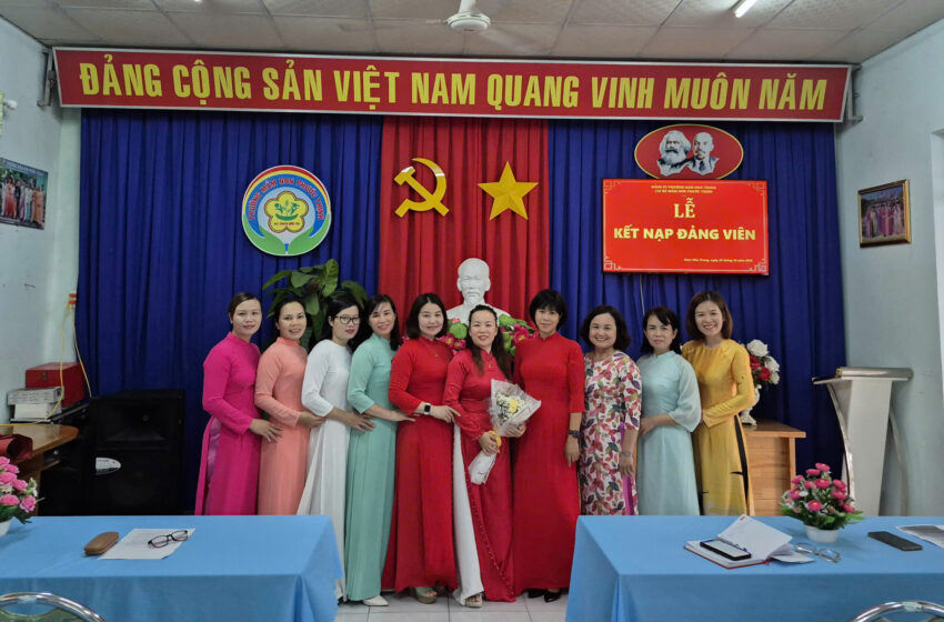  CHI BỘ TRƯỜNG MẦM NON PHƯỚC THỊNH TỔ CHỨC LỄ KẾT NẠP ĐẢNG VIÊN CHO 2 QUẦN CHÚNG ƯU TÚ